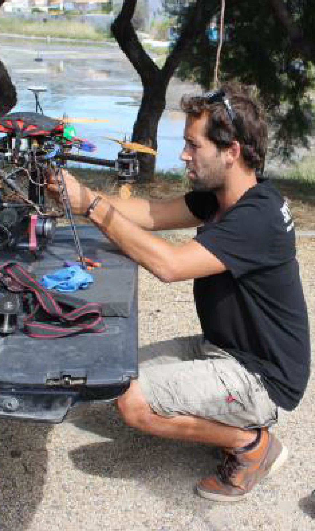 Technicien N&A Production préparant un drone pour le tournage d'une série à Sète.