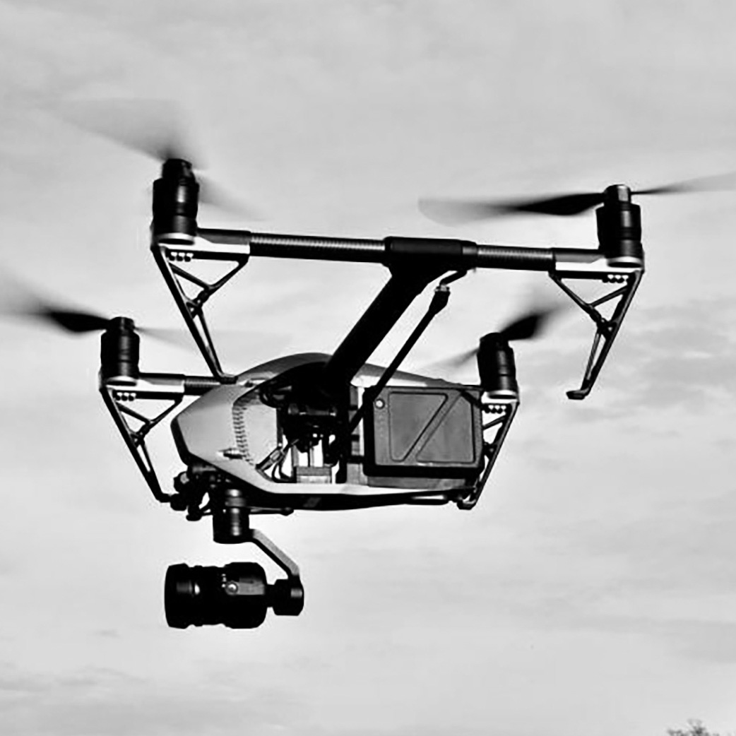 Drone cinéma professionnel en vol : Prises de vues aériennes pour tournage cinéma et TV