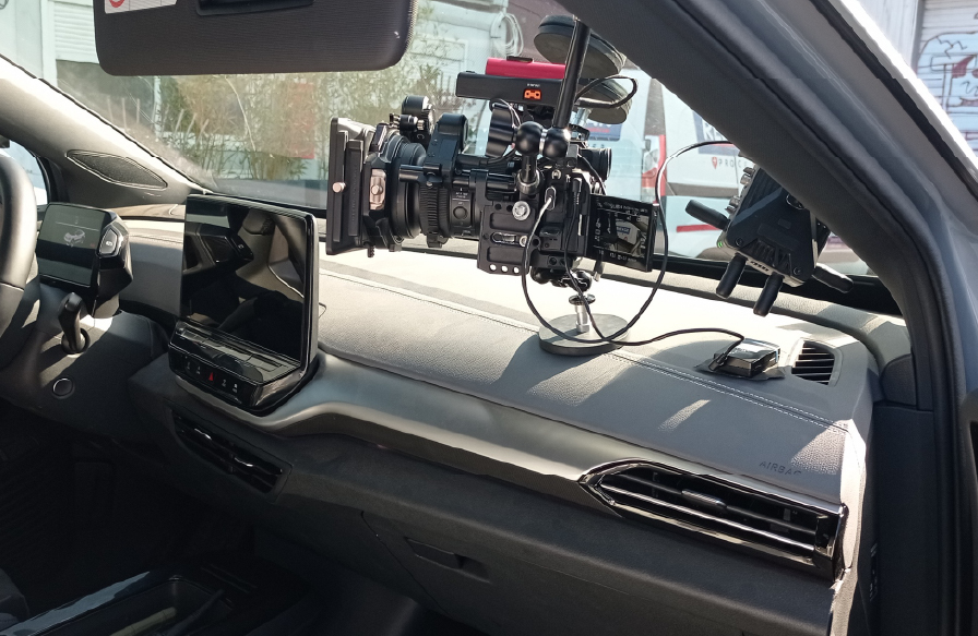 Systèmes d'accroches caméras conçus pour les intérieurs de véhicules, rapides à installer et entièrement modulables. Compatibles avec le Ronin 4D Flex, le Sony A7S3 et le Sony FX30 pour s'adapter à toutes les configurations de tournage.