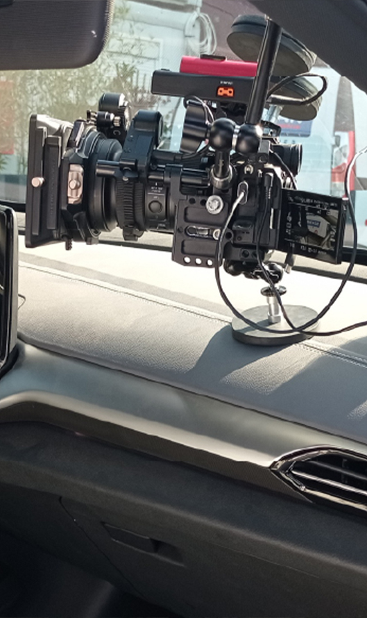 Systèmes d'accroches caméras conçus pour les intérieurs de véhicules, rapides à installer et entièrement modulables. Compatibles avec le Ronin 4D Flex, le Sony A7S3 et le Sony FX30 pour s'adapter à toutes les configurations de tournage.