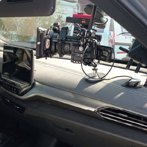 Systèmes d'accroches caméras conçus pour les intérieurs de véhicules, rapides à installer et entièrement modulables. Compatibles avec le Ronin 4D Flex, le Sony A7S3 et le Sony FX30 pour s'adapter à toutes les configurations de tournage.