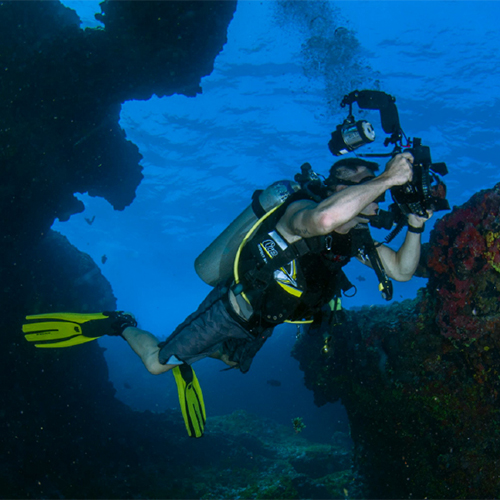 Caisson sous-marin professionnel pour caméra Sony A7SIII et objectif Sigma Art 24-70mm : Étanchéité haute performance pour tournages de cinéma et de télévision.