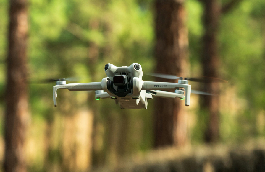 DJI Mini 4 Pro : Drone cinéma compact 249g capteur 1/1,3 pouce f/1.7 pour prises de vues légères