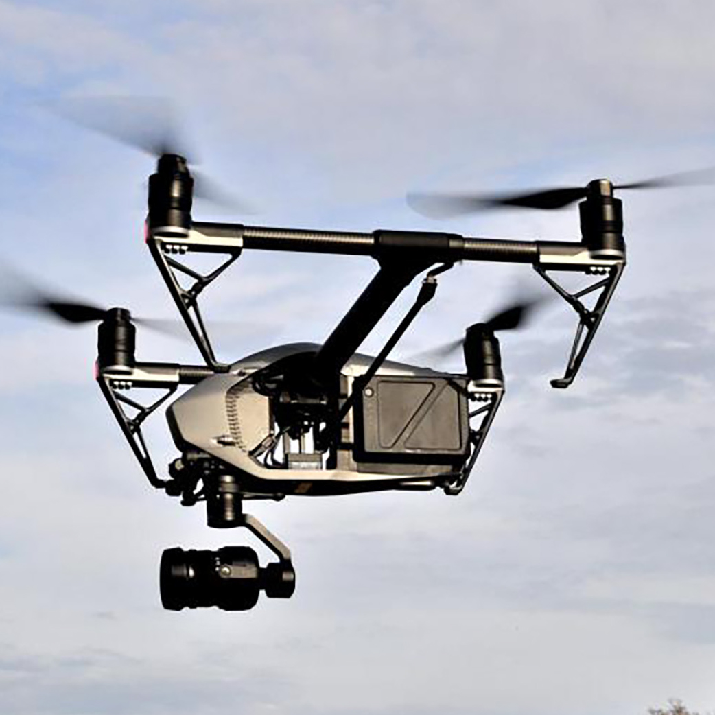 Drone cinéma professionnel en vol : Prises de vues aériennes pour tournage cinéma et TV