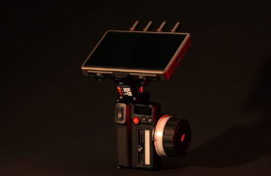 Écran de retour et commande DJI Transmission : Monitoring longue portée, configuration multi-écrans (Radio/SDI) pour réalisation et combo.