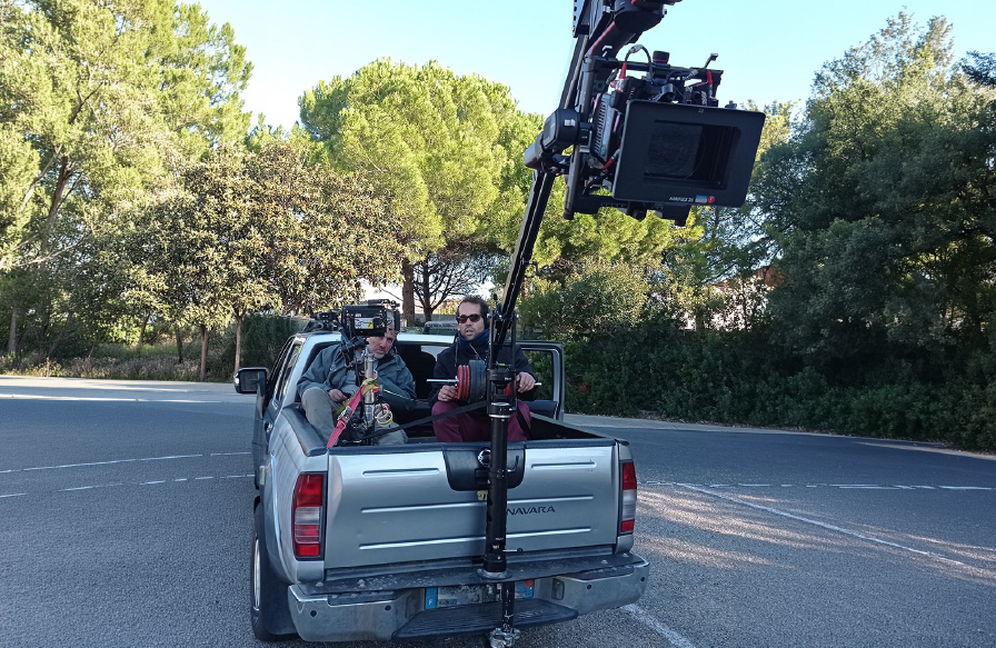 Grue à réglage télescopique manuel pour montage sur pickup ou plateau de travelling électrique : charge utile 20kg / fonctionnement silencieux.