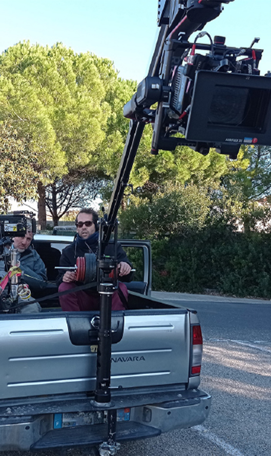 Grue à réglage télescopique manuel pour montage sur pickup ou plateau de travelling électrique : charge utile 20kg / fonctionnement silencieux.