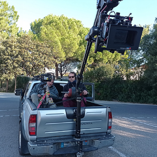 Grue à réglage télescopique manuel pour montage sur pickup ou plateau de travelling électrique : charge utile 20kg / fonctionnement silencieux.