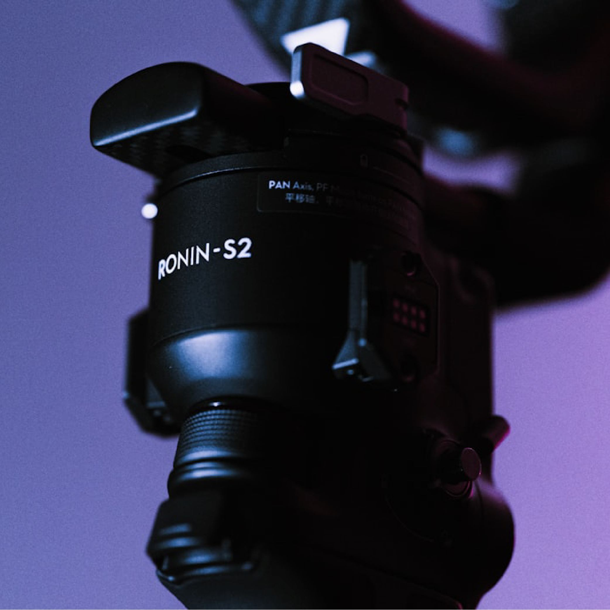 Location de caméras, objectifs et accessoires cinéma de pointe.