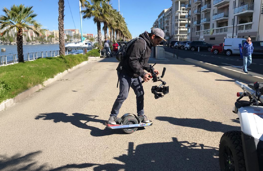 Skateboard électrique Onewheel pour prises de vues fluides à 30 km/h : idéal pour décors difficiles (stades, usines, remparts).