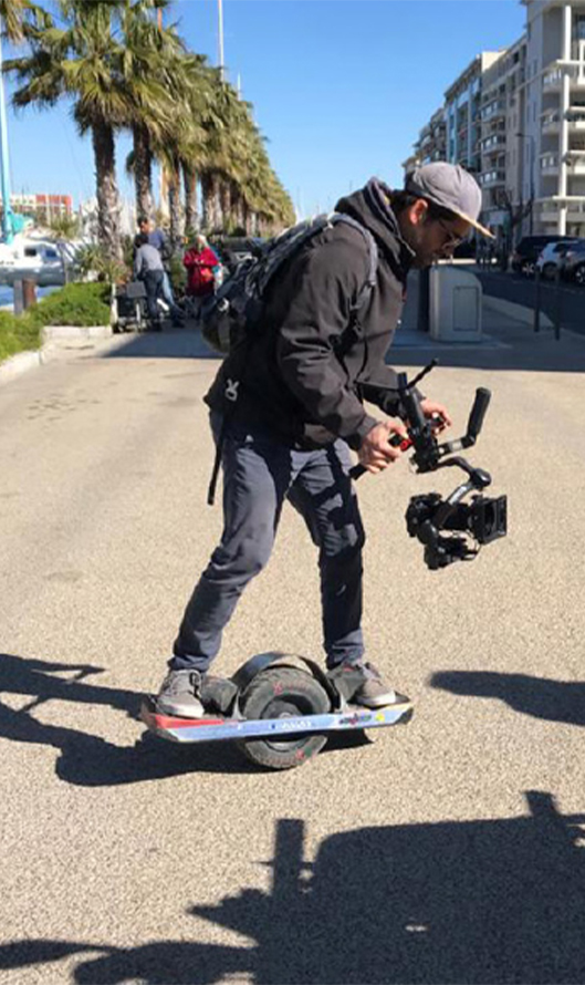 Skateboard électrique Onewheel pour prises de vues fluides à 30 km/h : idéal pour décors difficiles (stades, usines, remparts).