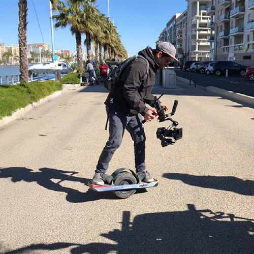 Skateboard électrique Onewheel pour prises de vues fluides à 30 km/h : idéal pour décors difficiles (stades, usines, remparts).
