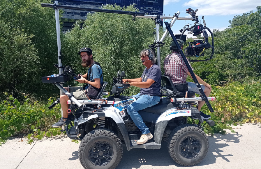 Quad électrique silencieux pour caméra (configuration 2 techniciens plus pilote) compatible bras absorbeur et Ronin 2.