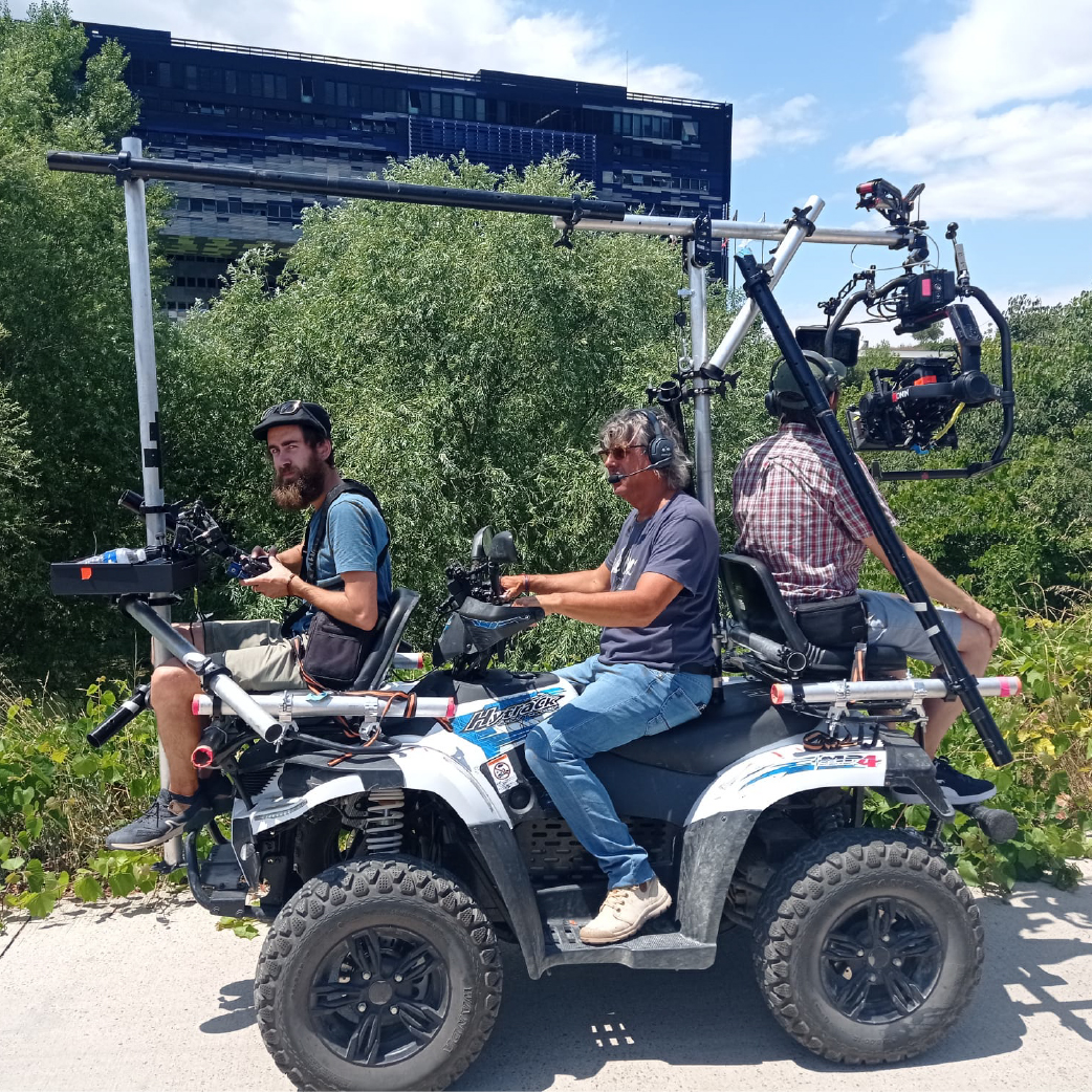 Véhicules de tournage cinéma professionnels : Plateau électrique, quad et pick-up aménagés pour prises de vues